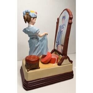 VTG Norman Rockwell Figurine Music Box "Almost Grown Up" 1986 Museum Collection